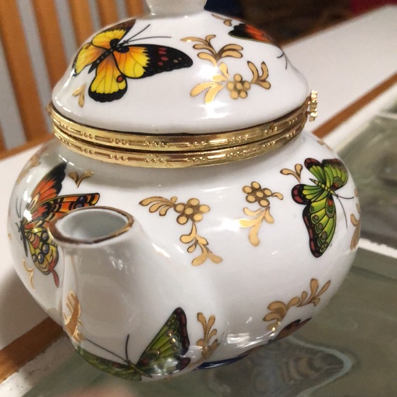 Beautiful “teapot”-really a “ catch all” for tea, bags, packets of sugar, etc. - Picture 7 of 7